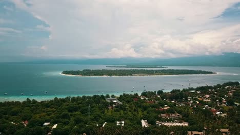 Increíble-Panorama-De-Vuelo-De-Drones-Aéreos-Sobre-La-Vista-De-Un-Resort-De-Lujo-En-Una-Pintoresca-Playa-Tropical-De-Arena-Blanca-Isla-De-Playa-De-Ensueño-Gili-Trawangan-Air-Meno-Lombok