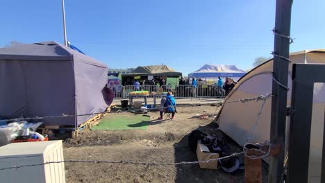 People-set-up-tents-in-Poland-refugee-camp