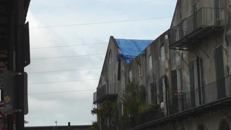 Techo-De-Lona-Azul-Dañado-En-La-Tormenta-Viento-Fuerte-En-Nueva-Orleans-Louisiana