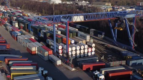 Schiffscontainer-Kranlift-Beim-Entladen-Schwerer-Fracht-Exportkisten-Container-In-Der-Luftaufnahme-Der-Werft-Vergrößern