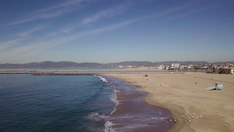 Drohne-überfliegt-Den-Strand-Von-Playa-Vista-Mit-Fliegenden-Möwen-Und-Wunderschönem-Blauem-Himmel