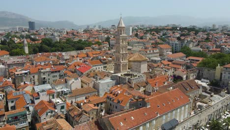 A-Ein-Luftbild-Des-Stadtzentrums-Von-Split-Mit-Dem-Diokletianpalast,-Dem-Glockenturm-Der-Domniuskathedrale