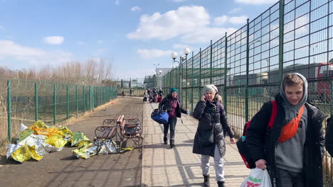 Ukrainische-Flüchtlinge-überqueren-Die-Grenze-In-Sicherheit-In-Polen