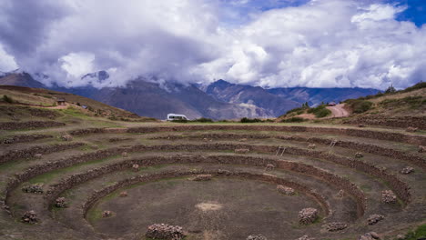 Südamerika-Inka-Peru-Terrassenlandwirtschaft-In-Den-Anden-Zeitraffer-Der-Berge-Mit-Vielen-Wolken-Wände-An-Hügeln-Zum-Anbau-Von-Mais-Und-Anderem-Gemüse