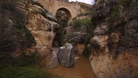 Blick-Auf-El-Puente-Viejo-In-Ronda-Spain-Und-Den-Rauschenden-Fluss-Und-Die-Tiefe-Felsige-Schlucht