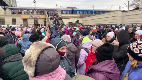 Massen-Von-Ukrainischen-Flüchtlingen-Am-Bahnhof,-Die-Dem-Krieg-Mit-Russland-Entkommen