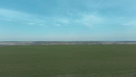 Grüne-Landwirtschaftliche-Wiesen-Mit-Blauem-Himmel,-Luftdrohnenwagen-Im-Blick