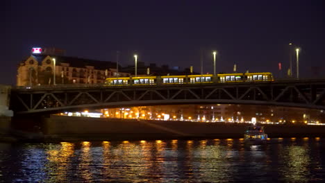 Parlamento-De-Budapest-Y-El-Danubio-Por-La-Noche