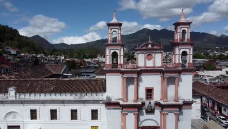 Drone-Shot-of-a-church-in-San-Cristobal-de-las-Casas
