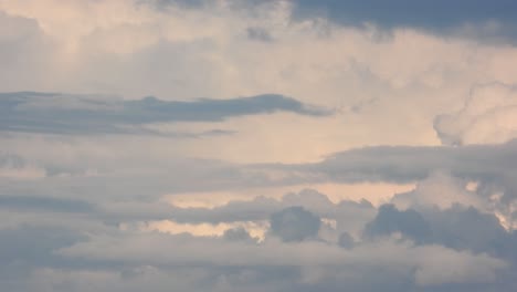 Cumulus--Und-Stratuswolken-Kreuzen-Sich,-Während-Windströmungen-Dunkle-Stürmische-Wolken-Mischen,-Zeitraffer
