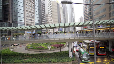 Puente-Abarrotado-Sobre-La-Carretera-En-Un-Día-Lluvioso-En-Hong-Kong-En-Medio-De-La-Jornada-Laboral