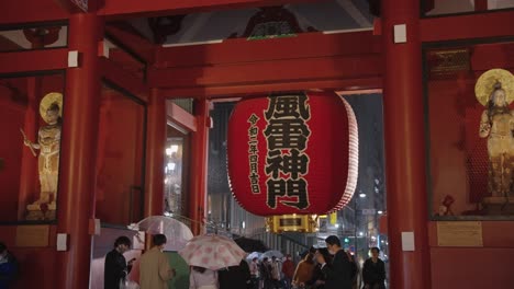 Senso-ji-Temple-Gate-and-Giant-Red-Lantern,-Rainy-Night-in-Asakusa