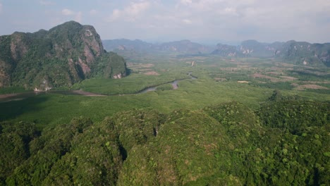 Drone-Volando-Alto-Sobre-Las-Montañas-Ao-Thalane-Con-Vistas-Al-Río-Y-Los-Manglares-En-Un-Día-Soleado-En-Krabi-Tailandia