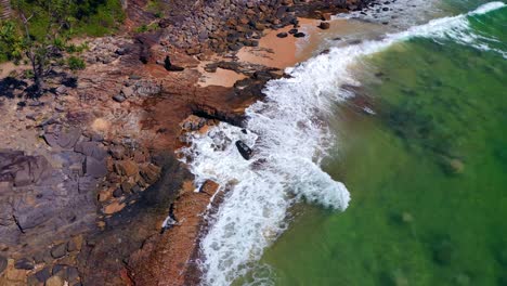 Rocky-Coast-With-Foamy-Waves-Splashing-On-The-Shore-In-Noosa-Heads,-Queensland,-Australia---aerial-drone-shot