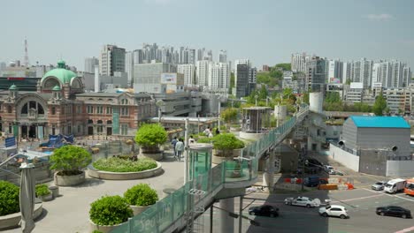 People-walking-at-Seoullo-7017-skygarden