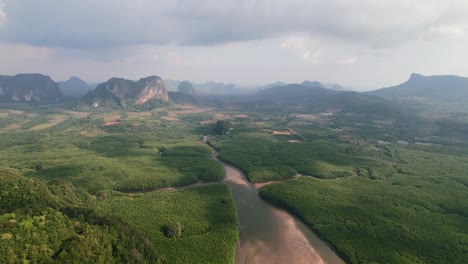 Drohne-Fliegt-Hoch-über-Die-Mangroven-Und-Kalksteinberge-Von-Ao-Thalane-Krabi-Thailand-Und-Enthüllt-Bei-Ebbe-Die-Sandbank-Und-Den-Fluss-Darunter