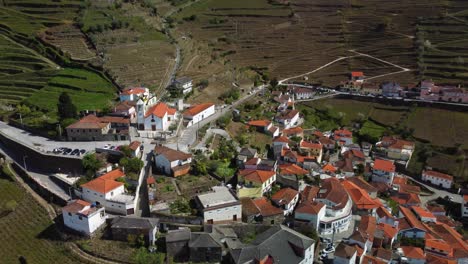 Drohnenaufnahmen-Eines-Wunderschönen-Dorfes-In-Der-Nähe-Von-Porto-Im-Douro-Tal-In-Portugal