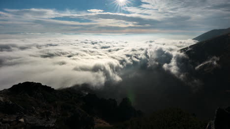 Lapso-De-Tiempo-De-Inversión-De-Nubes-Con-Iluminación-De-Sombra-Fresca-En-Las-Montañas