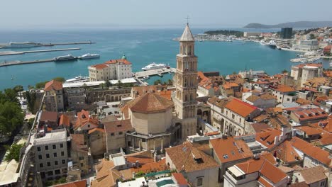Aerial-drone-rotating-shot-over-a-popular-tourist-destination-in-Saint-Domnius-Cathedral-and-Diocletian's-Palace,-Split,-Croatia-at-daytime