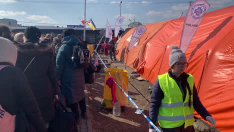 Ukrainische-Flüchtlinge-Stellten-Sich-In-Einem-Lager-In-Polen-An,-Um-Sich-Zu-Registrieren-Und-Hilfe-Zu-Erhalten