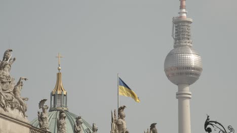 Flagge-Der-Ukraine-Neben-Dem-Berliner-Fernsehturm-Und-Der-Spitze-Des-Berliner-Doms