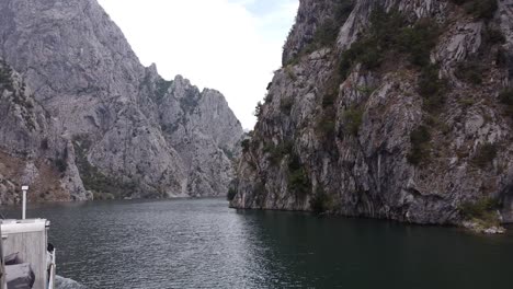 Lake-Koman-Fähre-In-Albanien---Statische-Aufnahme-Auf-Dem-Boot-Während-Des-Segelns