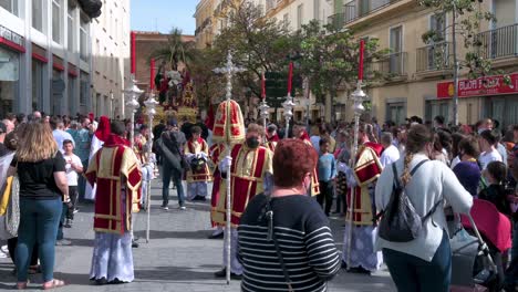 Ministranten-Marschieren-Während-Einer-Prozession,-Während-Sie-Die-Karwoche-In-Cádiz,-Spanien,-Feiern