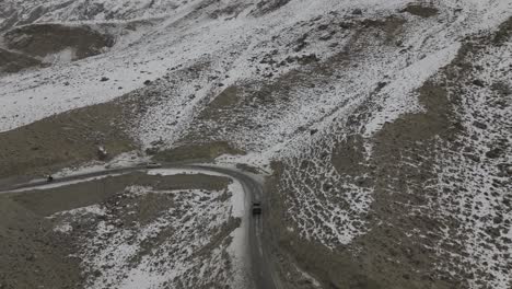 Luftdrohnenaufnahme-Des-Autos-Luftaufnahme-Der-Karakoram-Highway-Road-Neben-Dem-Fluss-Im-Hunza-Tal