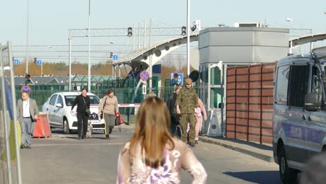 Grenzübertritt-In-Polen-Nach-Dem-Einmarsch-In-Die-Ukraine