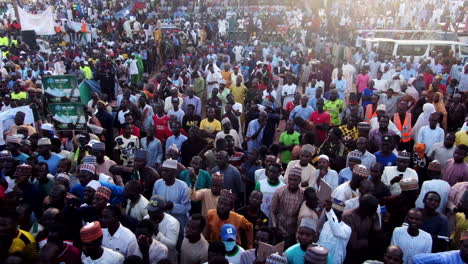Una-Multitud-Con-Pancartas-Políticas-En-Un-Mitin-De-Campaña-Electoral-En-Damaturu,-Nigeria