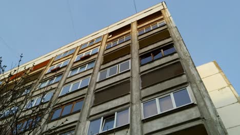 Apartamento-Olvidado-De-La-Era-Antigua-En-Estado-Agonizante-En-Purvciems-Riga-Letonia