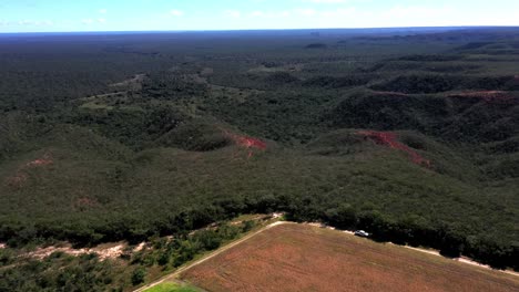 Flug-über-Die-Natürliche-Landschaft-Der-Brasilianischen-Savanne-Und-Dann-über-Felder,-Die-Für-Die-Sojabohnenproduktion-Abgeholzt-Wurden