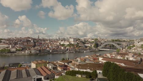über-Weinkellern-Im-Herzen-Des-Historischen-Viertels-Von-Vila-Nova-De-Gaia,-Mit-Blick-Auf-Den-Fluss-Douro-Und-Porto