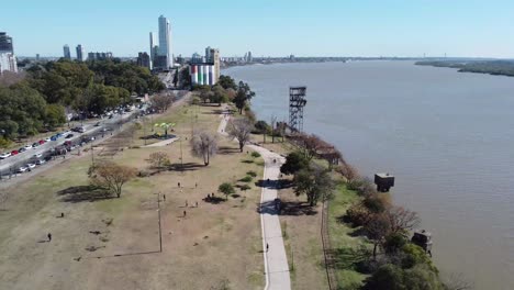Küste-Von-Rosario-Argentinien-Luftbild-Passanten-Und-Genießen-Sie-Den-Stadtpark-In-Der-Nähe-Des-Parana-Flusses