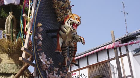 Energetic-Festival-Goers-carrying-Sagicho-Matsuri-Float-in-Japanese-Town