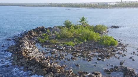 Luftaufnahme,-Die-Felseninsel-Mit-Wachsenden-Pflanzen-An-Der-Playa-Nueva-Romana-Während-Des-Sonnenlichts-Auf-Der-Insel-Der-Dominikanischen-Republik-Zeigt