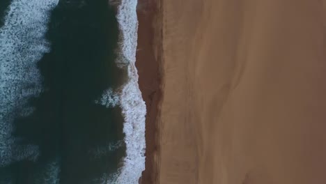 Vogelperspektive-Drohnenaufnahme-Von-Sandwich-Harbour-In-Namibia---Drohne-Folgt-Der-Küste,-Wo-Die-Wüste-Auf-Den-Ozean-Trifft