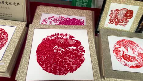 Lokal-Organisierte-Chinesische-Festfeier-Mit-Leuchtend-Roter-Chinesischer-Kalligrafie