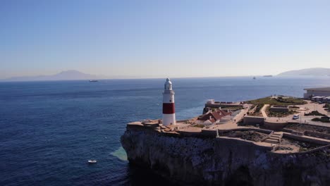 Europa-Point-Lighthouse-Auf-Einer-Felsigen-Klippe,-Umgeben-Von-Blauem-Und-Ruhigem-Ozean-An-Einem-Sommertag-In-Gibraltar,-Westeuropa