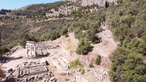 Antiguo-Oráculo-De-Delfos-Y-Sitio-Arqueológico-En-Grecia-Central---Avance-Aéreo
