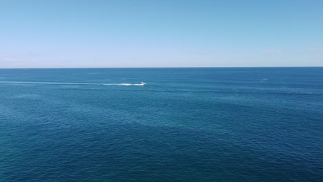 Kamerafahrt-Einer-Kleinen-Weißen-Yacht,-Die-Schnell-über-Den-Weiten-Ozean-Fährt
