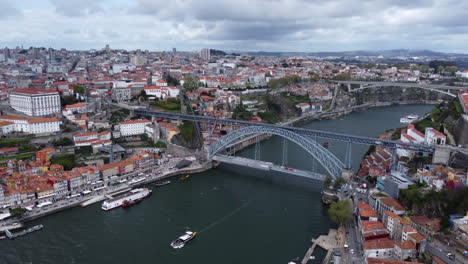 Luftpanoramaaufnahme-Der-Brücke-Dom-Luís-I-–-Doppelstöckige-Metallbogenbrücke,-Die-Den-Fluss-Douro-Zwischen-Den-Städten-Porto-Und-Vila-Nova-De-Gaia-In-Portugal-überspannt