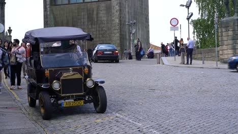 Auto-Wartet-Auf-Touristen-In-Terreiro-Da-Se,-Porto