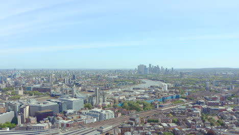Dolly-Forward-Drohne-Schoss-über-South-London-In-Richtung-Canary-Wharf-Und-Tower-Bridge
