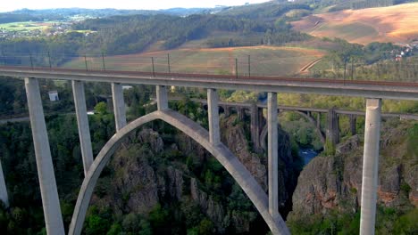 Vista-Aérea-Del-Nuevo-Viaducto-De-Ulla-Con-El-Viejo-Puente-Gundian-De-Fondo-En-Galicia