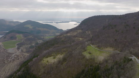 Weitwinkelluftpanorama-Von-Bergen-Und-Naturlandschaft-In-Norwegen
