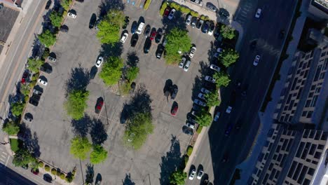 Lowering-top-down-aerial-over-an-outdoor-parking-lot-in-Boise,-Idaho