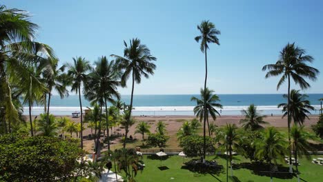 Luftbilder-Des-Strandes-An-Einem-Sonnigen-Tag,-Drohnenbilder-Aus-Der-Luft,-Strand-Jaco,-Puntarenas,-Costa-Rica,-Dolly-Inn