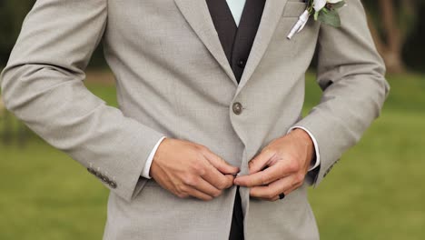Junger-Mann-Oder-Bräutigam-Im-Formellen-Anzug,-Der-Sich-Anzieht-Und-Jacke-Im-Freien-1080p-60fps-Zuknöpft