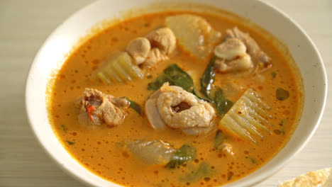 Sopa-De-Pollo-Al-Curry-Con-Roti-O-Naan-Con-Pollo-Tikka-Masala---Estilo-De-Comida-Asiática